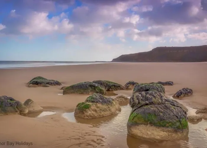 Peasholm Place - Hot Tub Hire At Additional Cost Available - Overlooking Peasholm Park - Near And North Bay Amenities With 2 Spaces On Driveway Scarborough