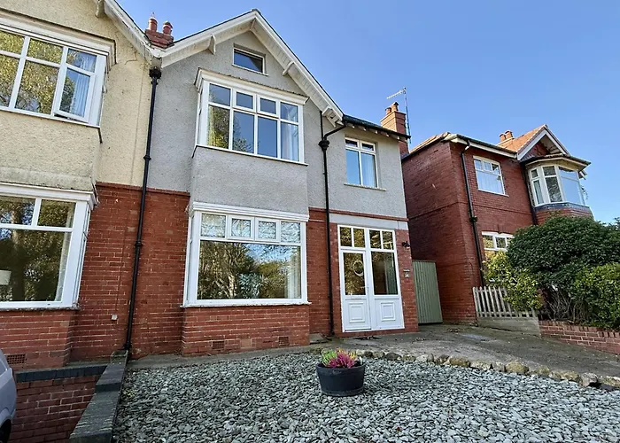 Peasholm Place - Hot Tub Hire At Additional Cost Available - Overlooking Peasholm Park - Near And North Bay Amenities With 2 Spaces On Driveway * Scarborough