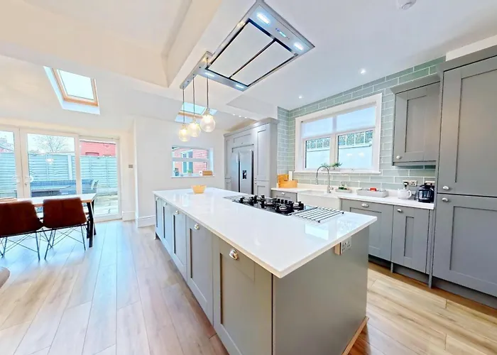 Peasholm Place - Hot Tub Hire At Additional Cost Available - Overlooking Peasholm Park - Near And North Bay Amenities With 2 Spaces On Driveway Hébergement de vacances