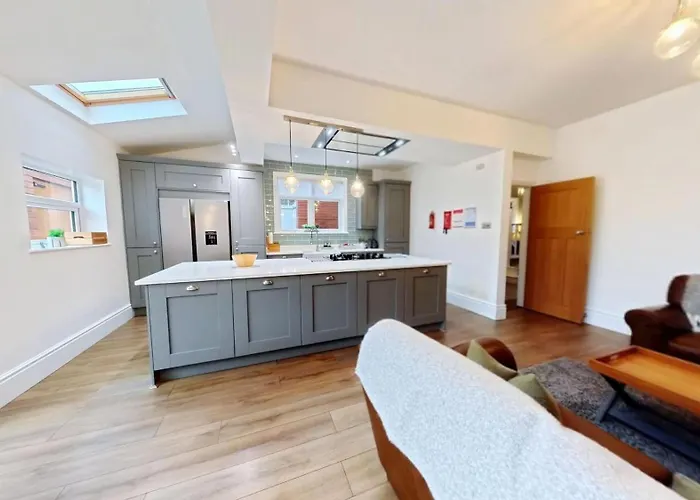 Hébergement de vacances Peasholm Place - Hot Tub Hire At Additional Cost Available - Overlooking Peasholm Park - Near And North Bay Amenities With 2 Spaces On Driveway