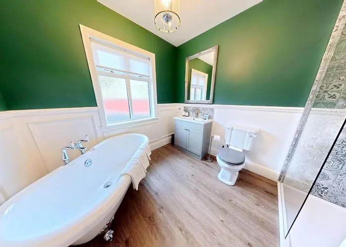 Hébergement de vacances Peasholm Place - Hot Tub Hire At Additional Cost Available - Overlooking Peasholm Park - Near And North Bay Amenities With 2 Spaces On Driveway