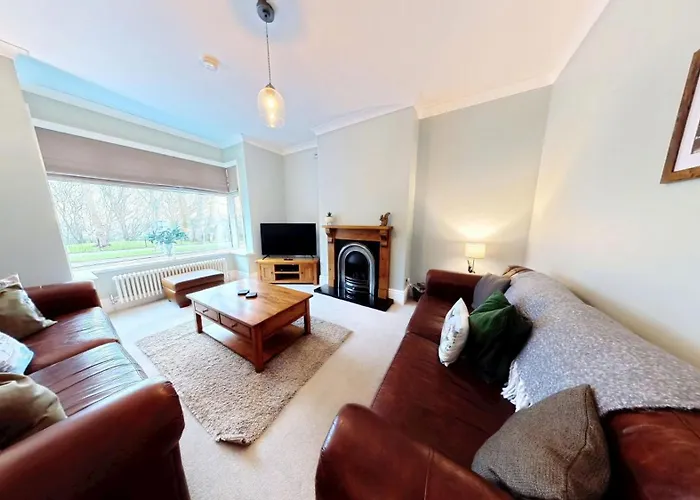 Hébergement de vacances Peasholm Place - Hot Tub Hire At Additional Cost Available - Overlooking Peasholm Park - Near And North Bay Amenities With 2 Spaces On Driveway