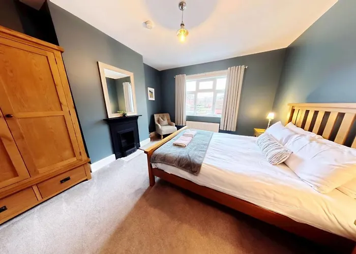 Hébergement de vacances Peasholm Place - Hot Tub Hire At Additional Cost Available - Overlooking Peasholm Park - Near And North Bay Amenities With 2 Spaces On Driveway *