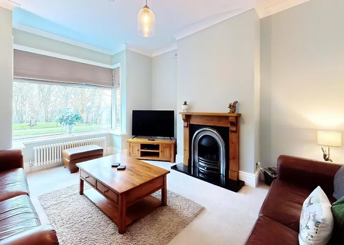 Peasholm Place - Hot Tub Hire At Additional Cost Available - Overlooking Peasholm Park - Near And North Bay Amenities With 2 Spaces On Driveway * Scarborough