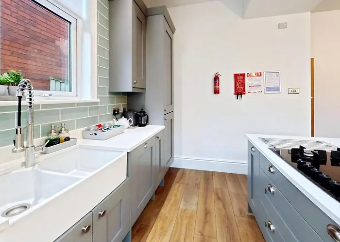 Peasholm Place - Hot Tub Hire At Additional Cost Available - Overlooking Peasholm Park - Near And North Bay Amenities With 2 Spaces On Driveway Scarborough