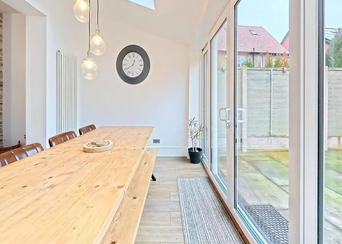 Peasholm Place - Hot Tub Hire At Additional Cost Available - Overlooking Peasholm Park - Near And North Bay Amenities With 2 Spaces On Driveway