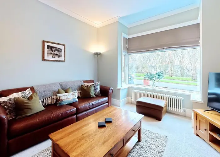 Peasholm Place - Hot Tub Hire At Additional Cost Available - Overlooking Peasholm Park - Near And North Bay Amenities With 2 Spaces On Driveway Scarborough