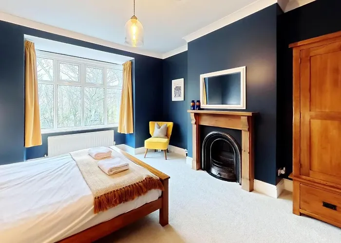 Peasholm Place - Hot Tub Hire At Additional Cost Available - Overlooking Peasholm Park - Near And North Bay Amenities With 2 Spaces On Driveway