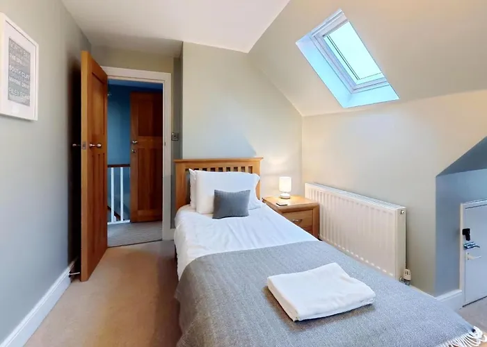 Peasholm Place - Hot Tub Hire At Additional Cost Available - Overlooking Peasholm Park - Near And North Bay Amenities With 2 Spaces On Driveway Scarborough