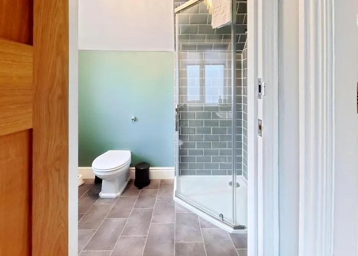 Hébergement de vacances Peasholm Place - Hot Tub Hire At Additional Cost Available - Overlooking Peasholm Park - Near And North Bay Amenities With 2 Spaces On Driveway *