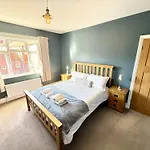 Peasholm Place - Hot Tub Hire At Additional Cost Available - Overlooking Peasholm Park - Near And North Bay Amenities With 2 Spaces On Driveway 펜션
